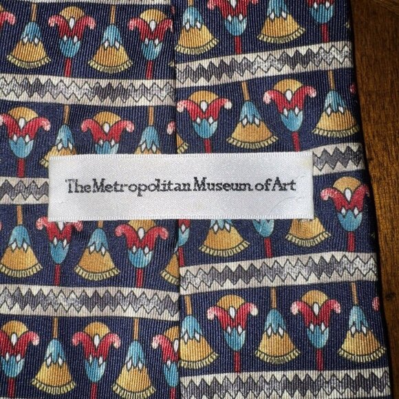 METROPOLITAN MUSEUM of ART 100% Silk Tie Navy with Yellow Red Patterned Tassels - Picture 4 of 6